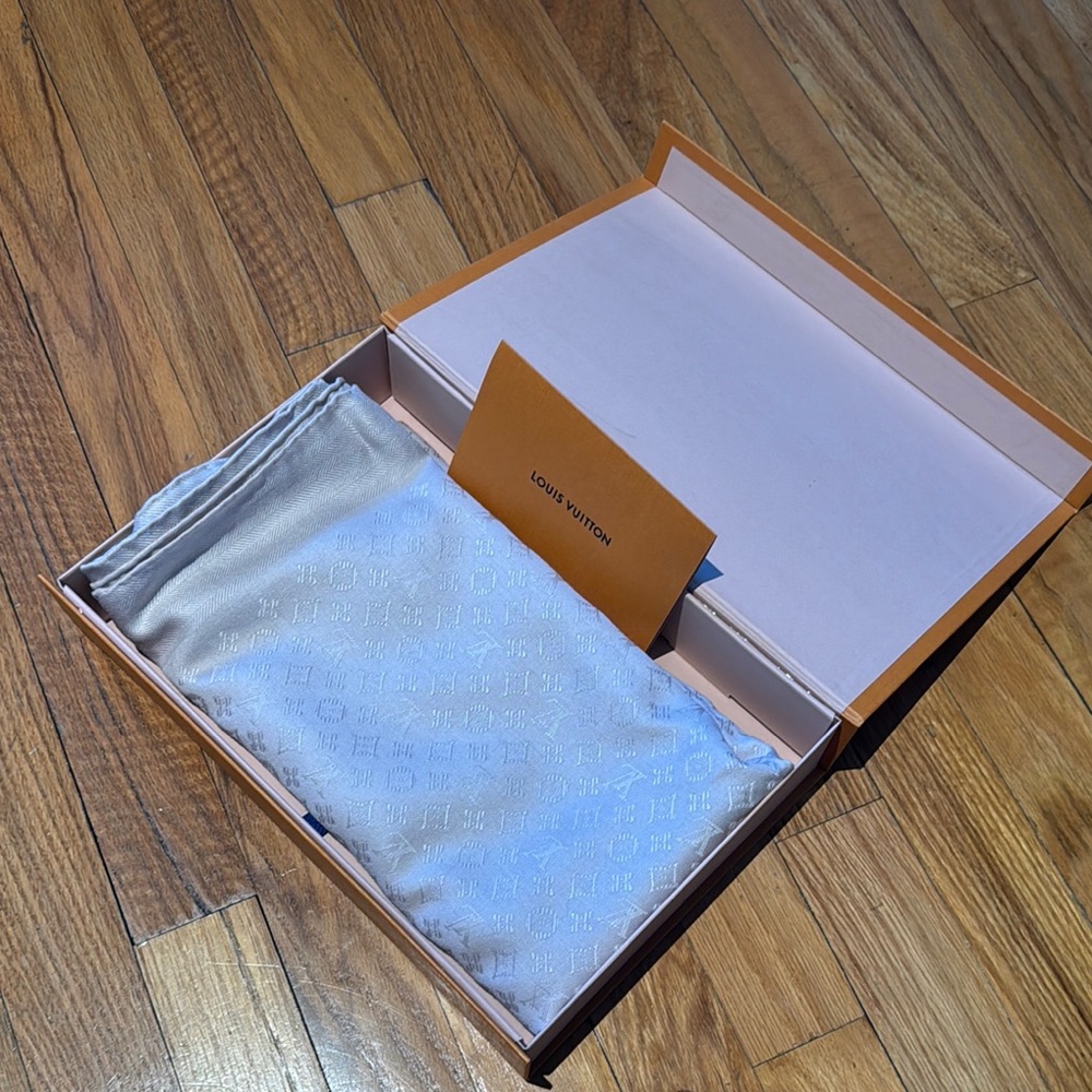 Louis Vuitton Chale evermore cream